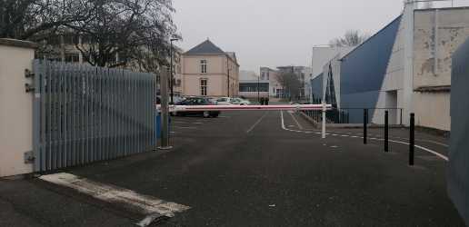 Accès Campus 42-44Avenue de la Libération(accès véhicule visiteur PMR avec interphone).jpg